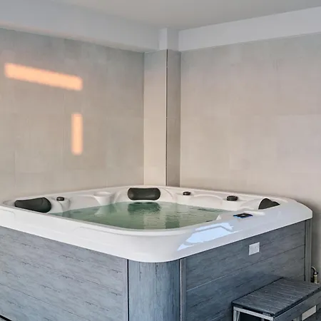Coco De Mer In Infinity Pool & Spa Resort Năvodari